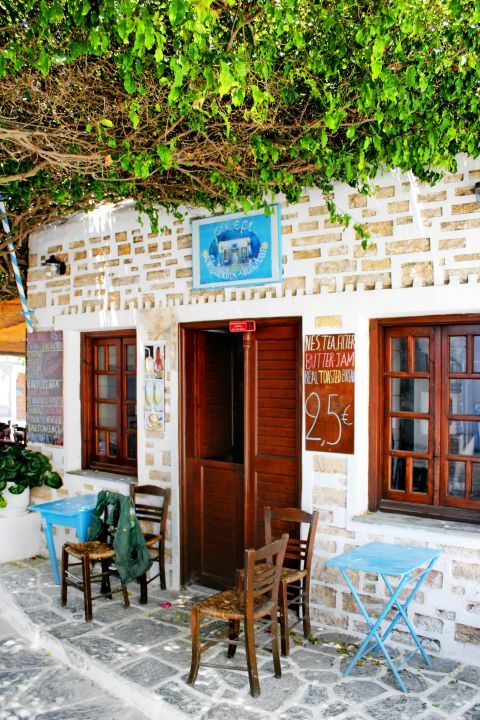 Chora: A traditional ouzeri - a place where mainly ouzo and mezedes are served.