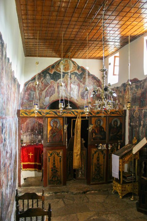 Monodendri: Wall frescoes and religious icons.