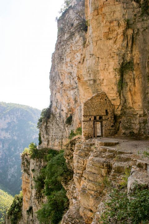 Monodendri: Exploring Vikos alone is quite dangerous, as it is very easy to get lost.