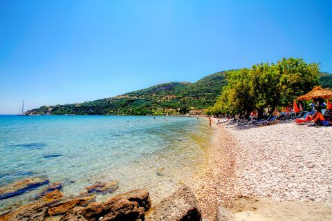 Limni Keriou: Pebbled beach with crystal clear waters.