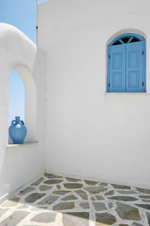 Chora: White and blue colors everywhere. Cycladic architecture.