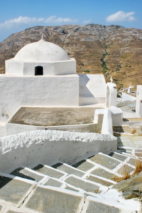 Chora: The chapel of Agios Konstantinos is small and white-colored.