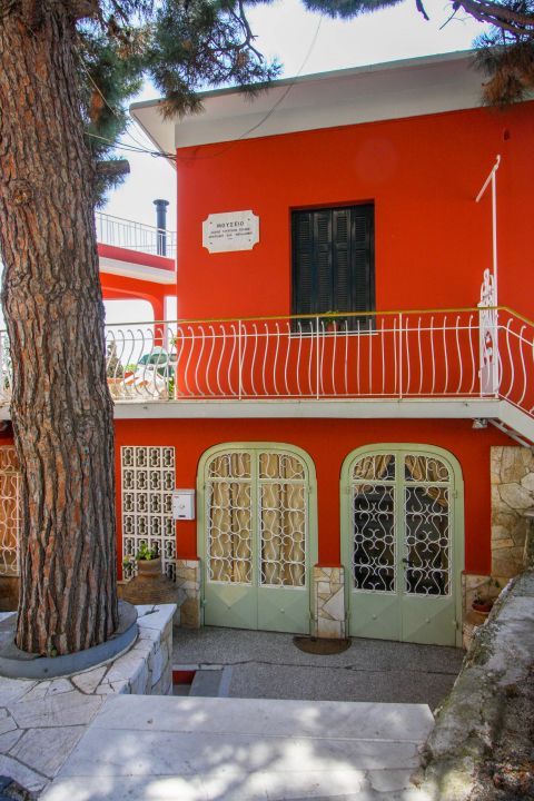 Ano Korakiana: A red-colored mansion