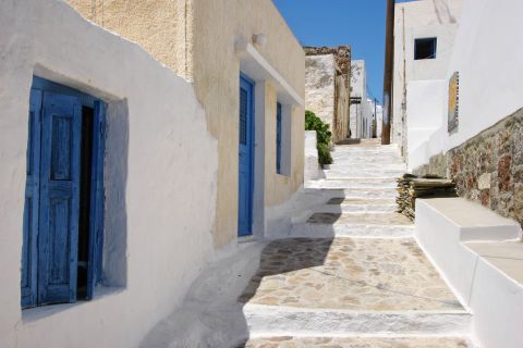 Plaka: Lovely, paved paths and small, Cycladic houses.