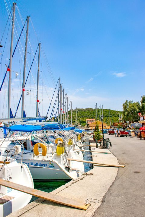 Sivota: Sailing boats and yachts are found on the small port.