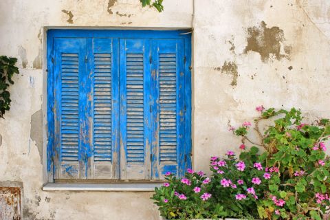 Paleochora: Blue colored windows and beautiful flowers