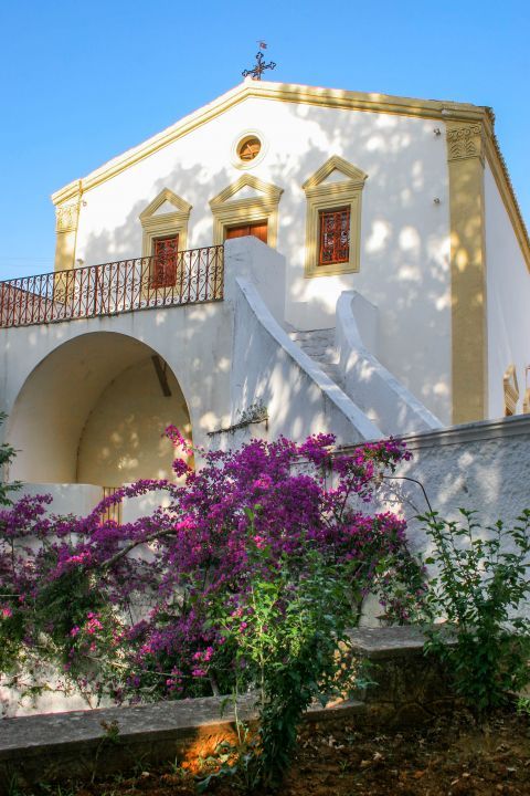 Mylopotamos: Well maintained church with colorful flowers.