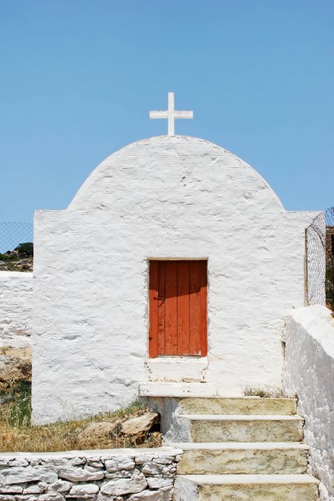 Agios Giorgios: A whitewashed chapel with a wooden door