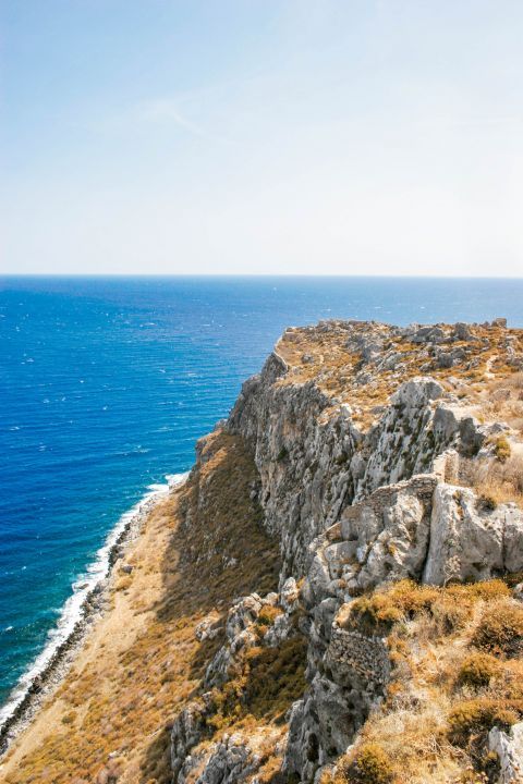 Kastro Monemvasias: Abrupt cliffs, amazing sea view.