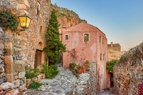 Kastro Monemvasias: Picturesque houses and cobble stone pavements