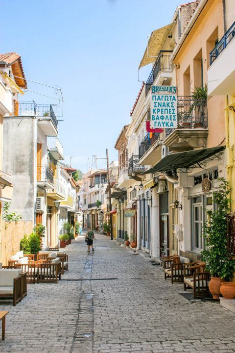 Town: Places to eat and drink in Nafpaktos.