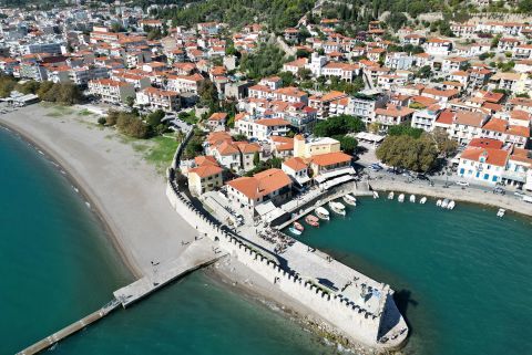 Town: Drone view of Nafpaktos