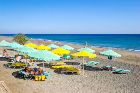 Ierapetra: Some umbrellas and sun loungers on the beach of Ierapetra.