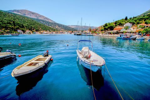 Agia Efimia: Blue waters, hills and fishing boats combine a marvellous scenery