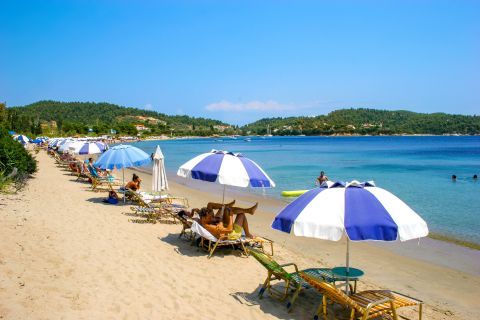 Platanias: Umbrellas and sun loungers are found all over the place.