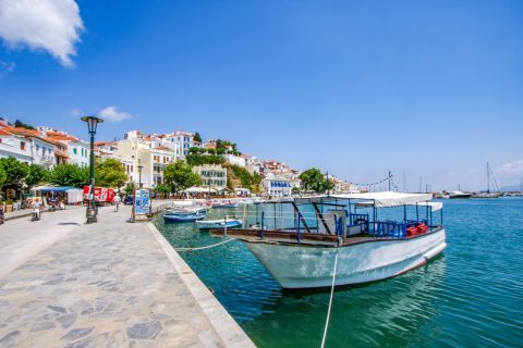 Town: At the picturesque port of Chora.