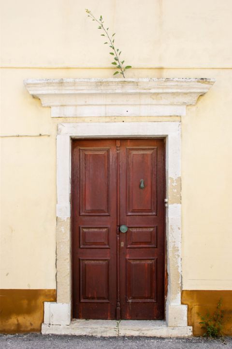 Gaios: A vintage, wooden door.