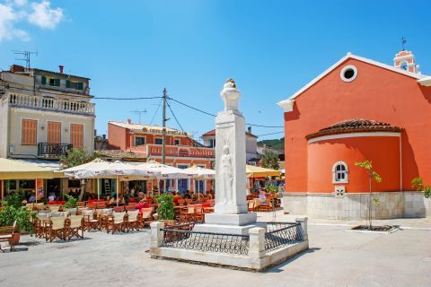 Gaios: A war memorial. It is dedicated to the local hero, Giorgos Anemogiannis.