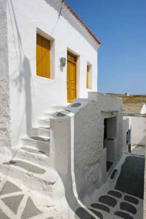 Chora: Whitewashed houses with wooden doors and shutters are spotted everywhere around Kythnos, just like everywhere around Cyclades.