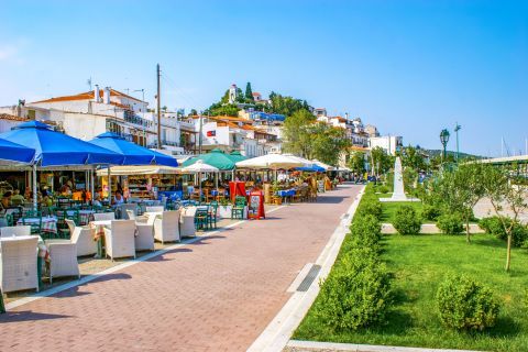 Town: Cafes and restaurants at a central spot in Chora.