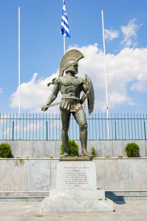 Town: Bronze statue of Leonidas.
