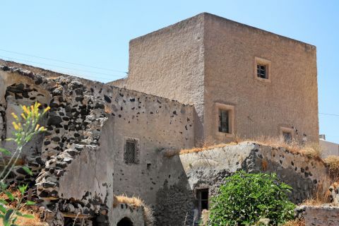 Mesa Gonia: The remains of an old building
