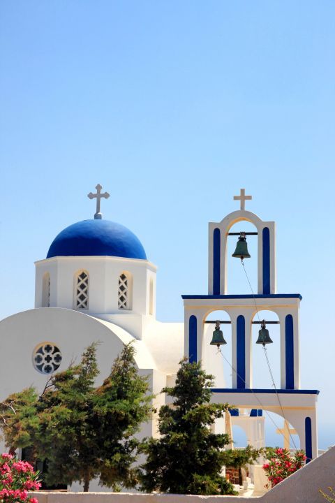 Mesa Gonia: A white and blue church