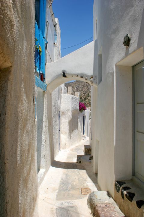 Emporio: A whitewashed Cycladic house