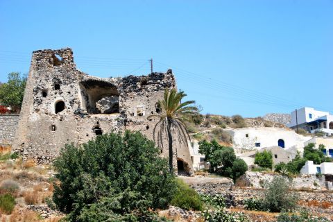 Emporio: The ruins of a 15th century fortress