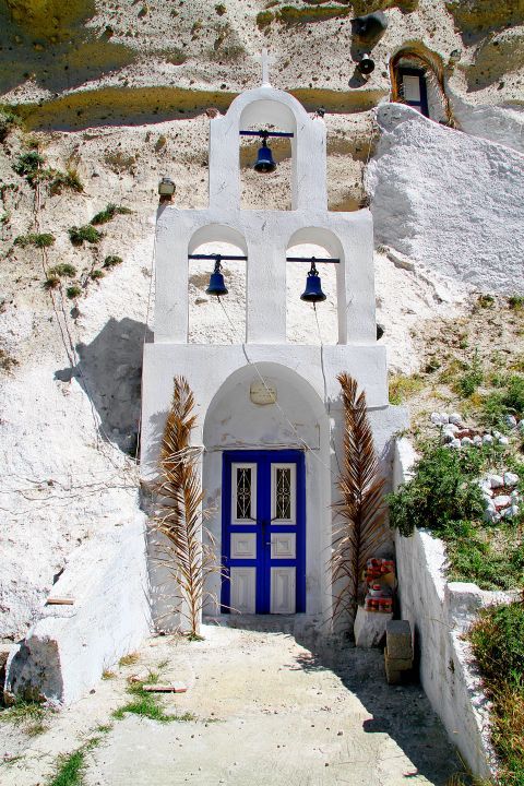 Vothonas: A white and blue church