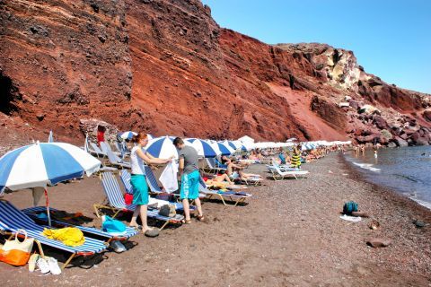 Red Beach: Sun loungers and umbrellas on the Red Beach