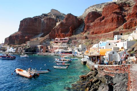 Ammoudi: Abrupt cliffs and small Cycladic houses