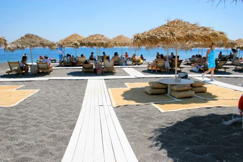 Agios Georgios: Umbrellas and sun loungers in Agios Georgios beach