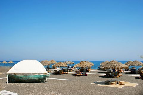 Agios Georgios: Agios Georgios beach is popular to visitors