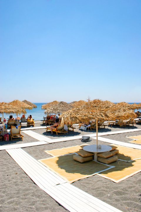 Agios Georgios: Sun loungers and umbrellas in Agios Georgios beach