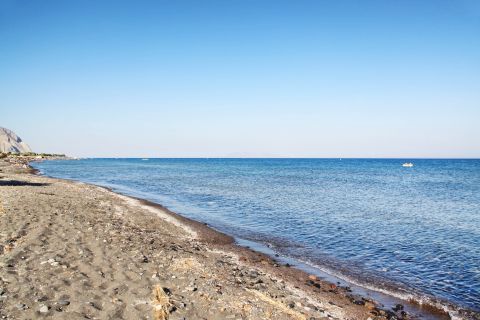 Agios Georgios: Crystal clear waters and sand in Agios Georgios beach