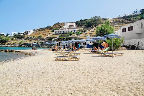 Megali Ammos: An organized spot with umbrellas and sun loungers