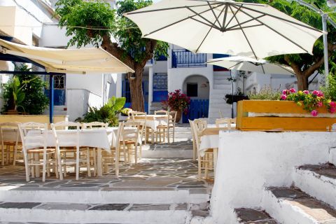 Lefkes: Outdoor seating of local eateries