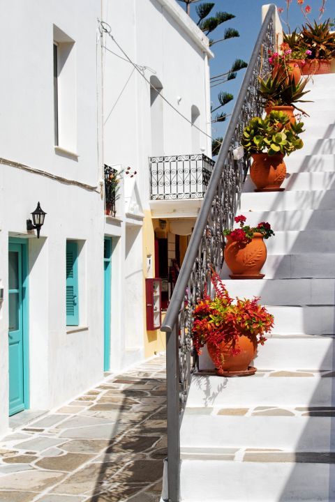 Lefkes: Whitewashed buildings with blue-colored details