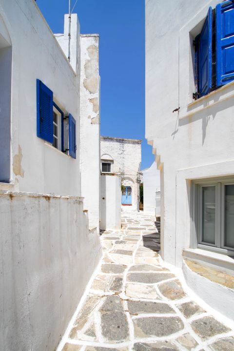 Lefkes: Whitewashed houses with blue-colored details