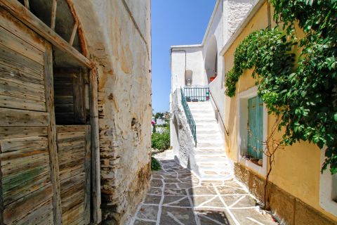 Lefkes: A narrow path with traditional houses