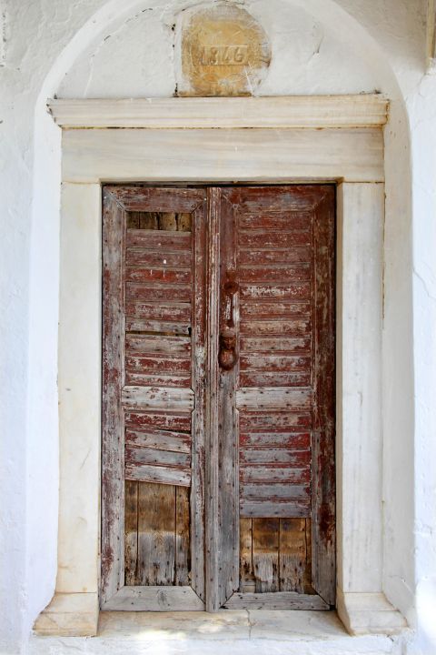 Apiranthos: An old wooden door