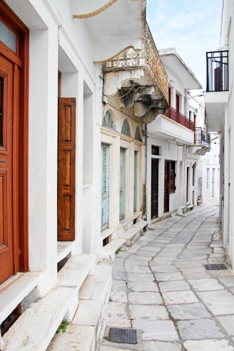 Apiranthos: Whitewashed houses built close to each other