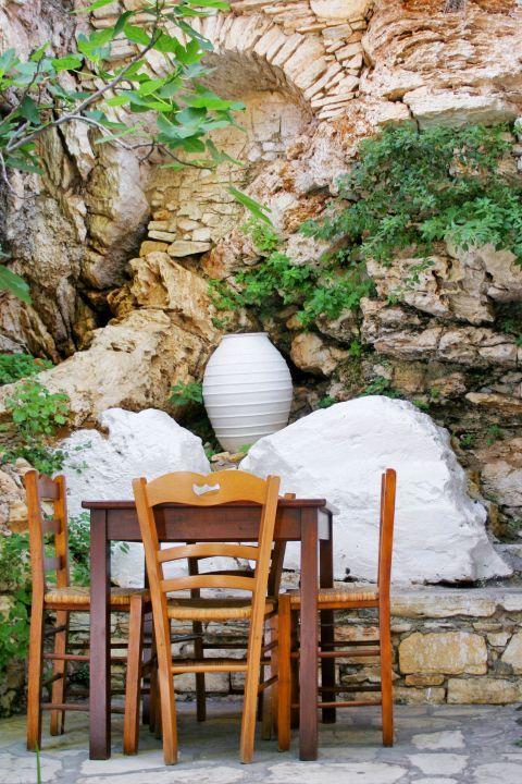 Apiranthos: Tables of a local eatery