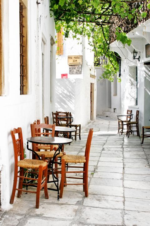 Apiranthos: Outdoor seating of a traditional kafenio