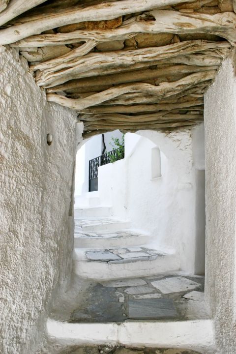 Apiranthos: Whitewashed walls and stone built pavement