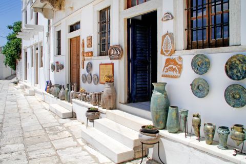 Apiranthos: Local ceramics