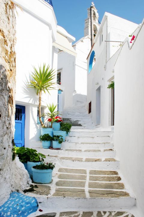 Filoti: A whitewashed house with blue-colored details