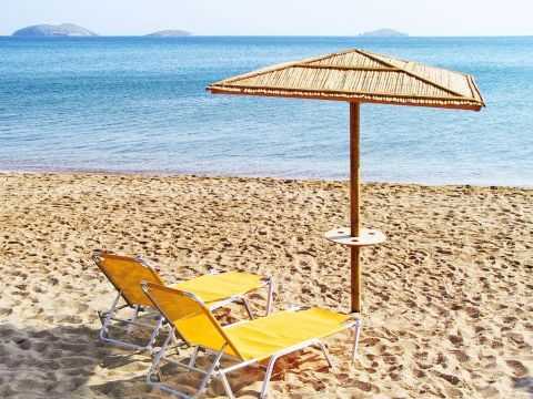Agios Petros: Sun loungers and umbrellas