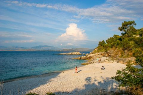Bataria Kassiopi: Bataria is a small beach but it distinguishes for its wild beauty and perfect views of the Albanian mountains